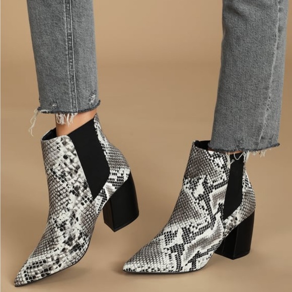 Black and White Snake Pointed Toe Ankle Booties Size 8.5 New - Picture 3 of 5